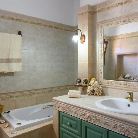 Siridaki 3 Bedroom By The Holiday home *